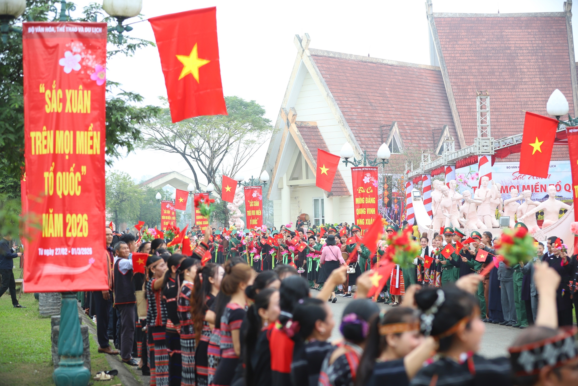 Hoàn thiện cơ chế, chính sách đặc thù ưu tiên đầu tư cho công tác bảo tồn và phát huy giá trị văn hóa truyền thống của các dân tộc thiểu số